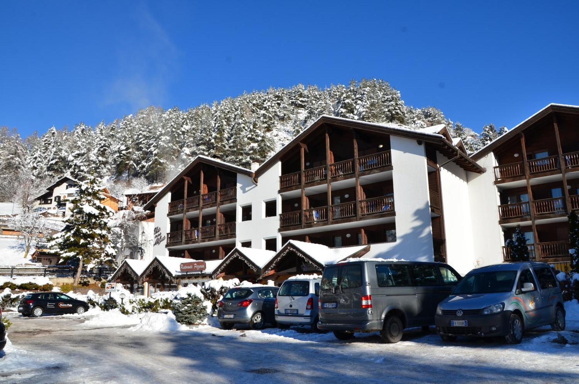 Aparthotel Des Alpes Cavalese Buitenkant foto